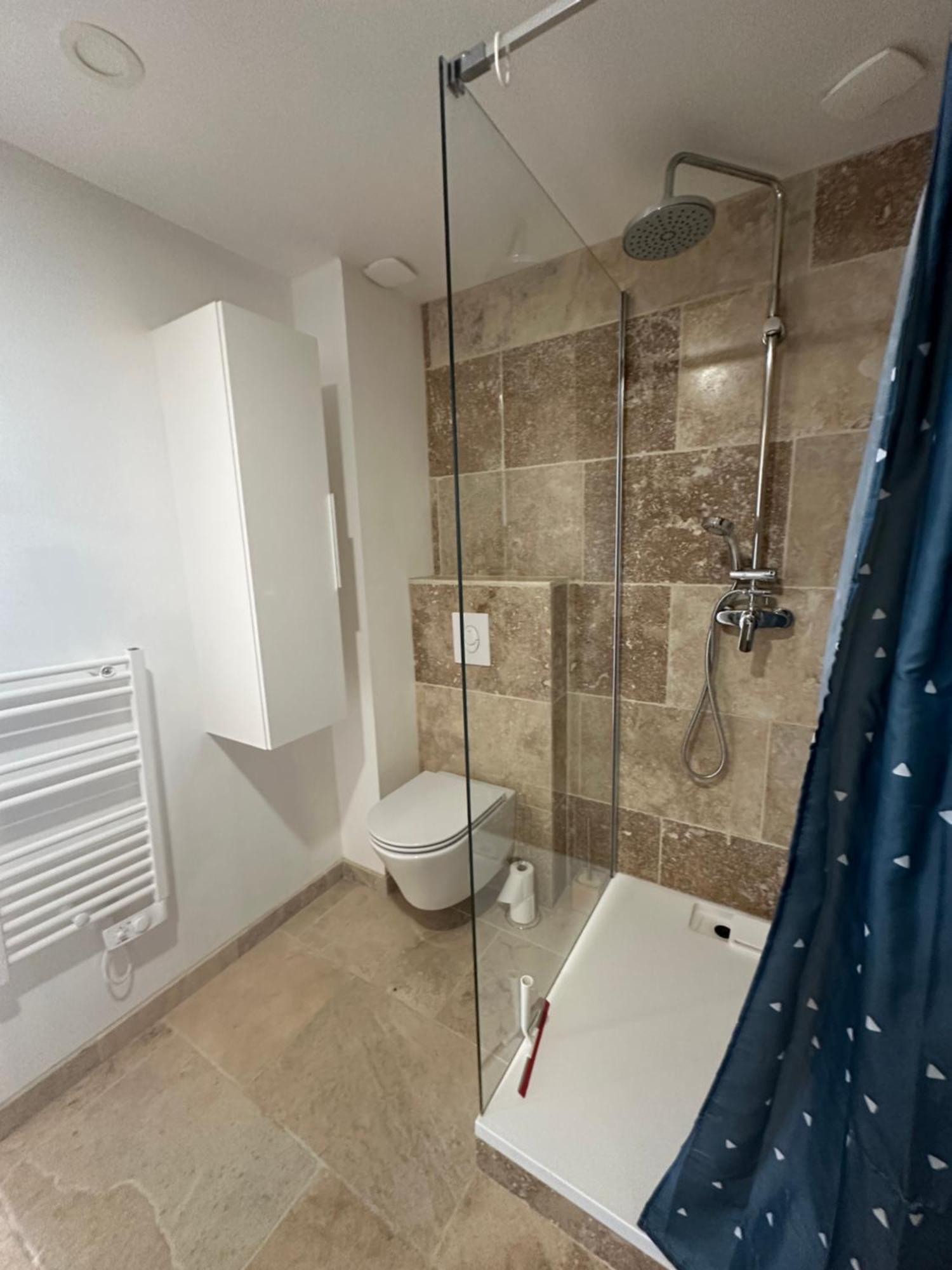 Appartement Avec Vue Sur L Eglise Des Saintes Extérieur photo