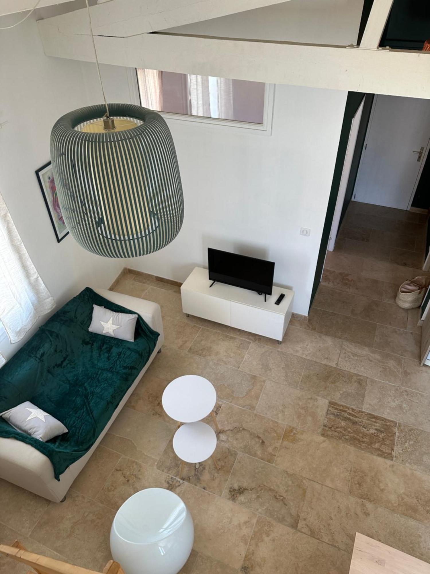 Appartement Avec Vue Sur L Eglise Des Saintes Extérieur photo