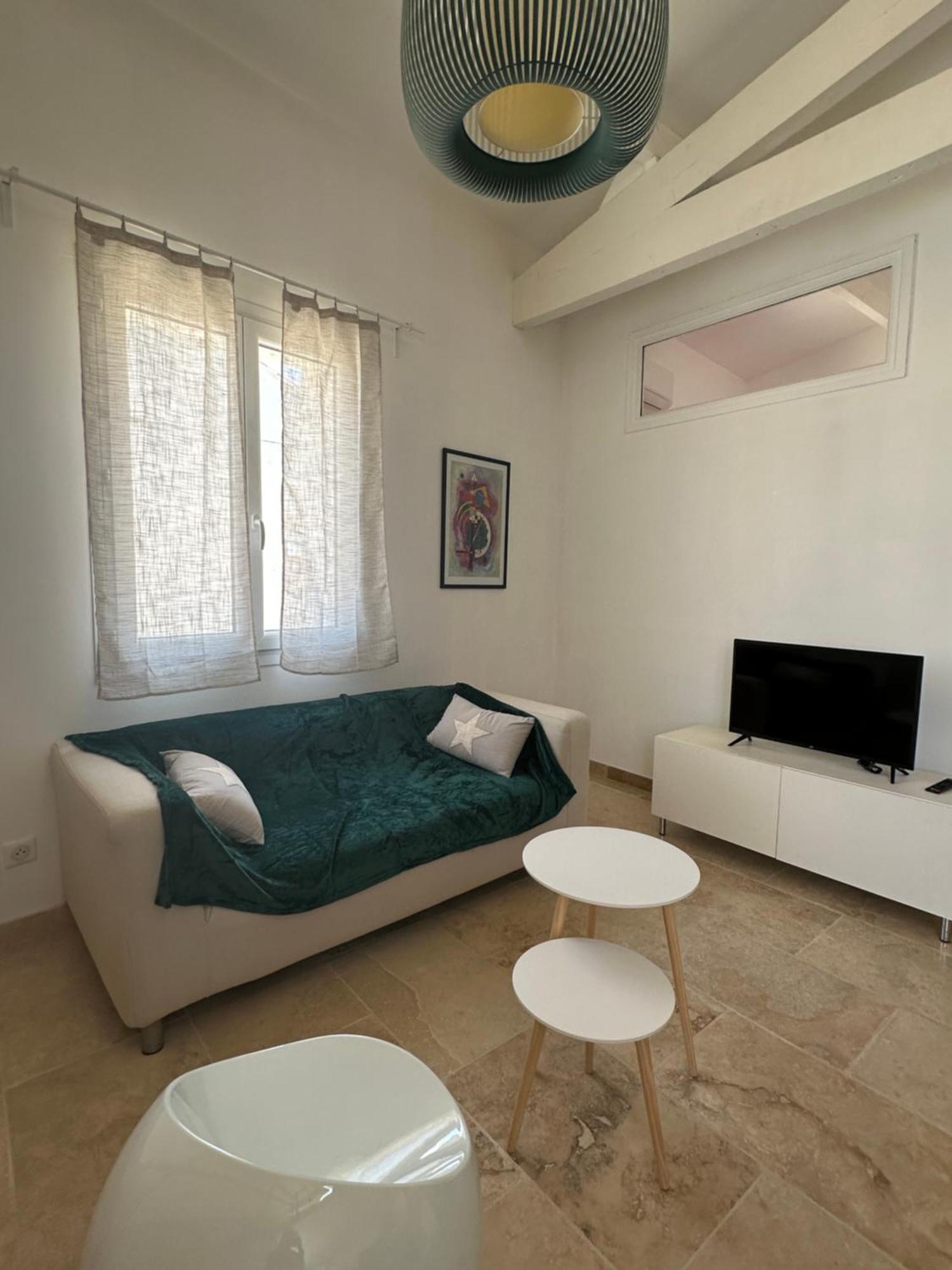 Appartement Avec Vue Sur L Eglise Des Saintes Extérieur photo