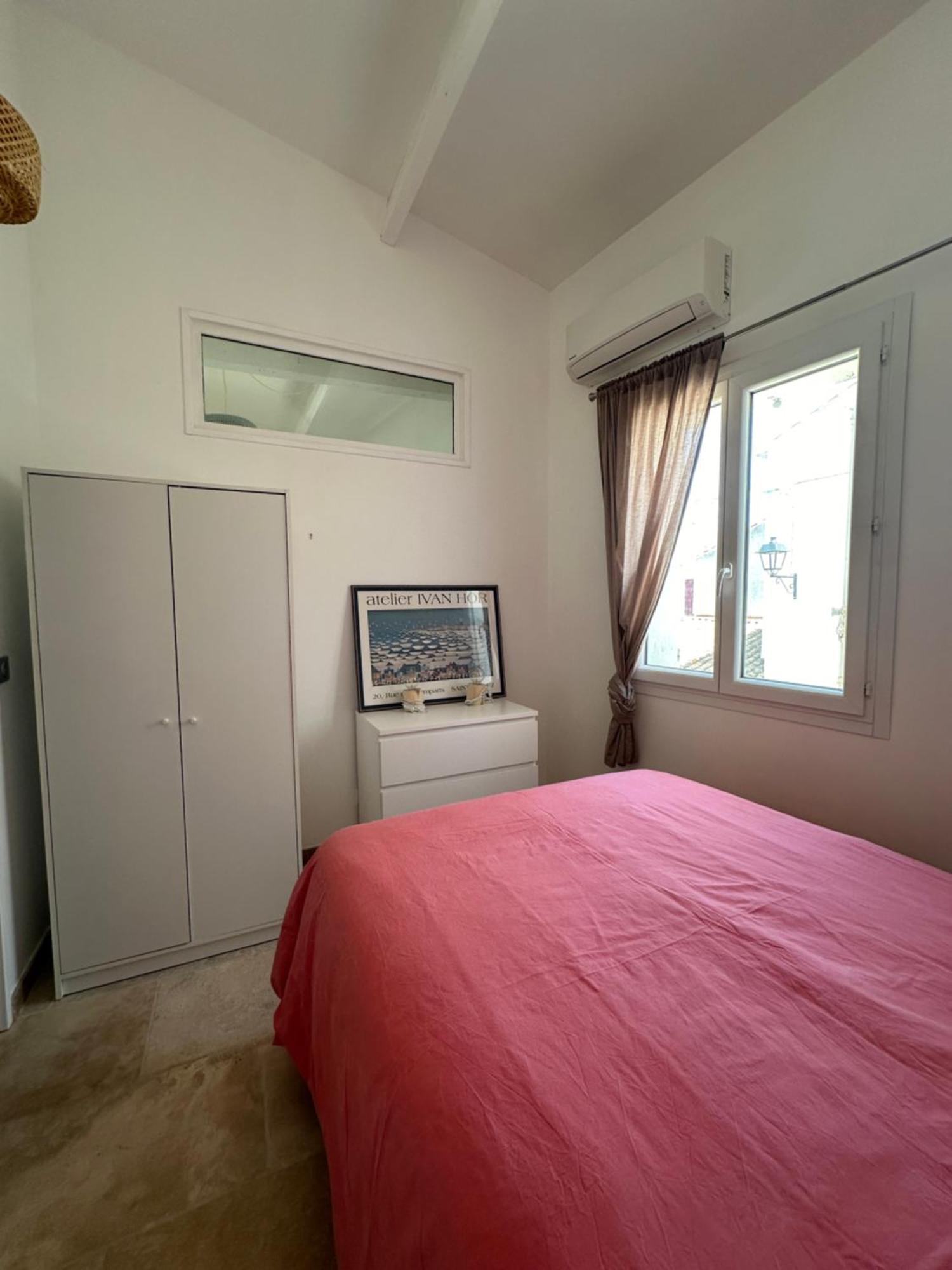 Appartement Avec Vue Sur L Eglise Des Saintes Extérieur photo