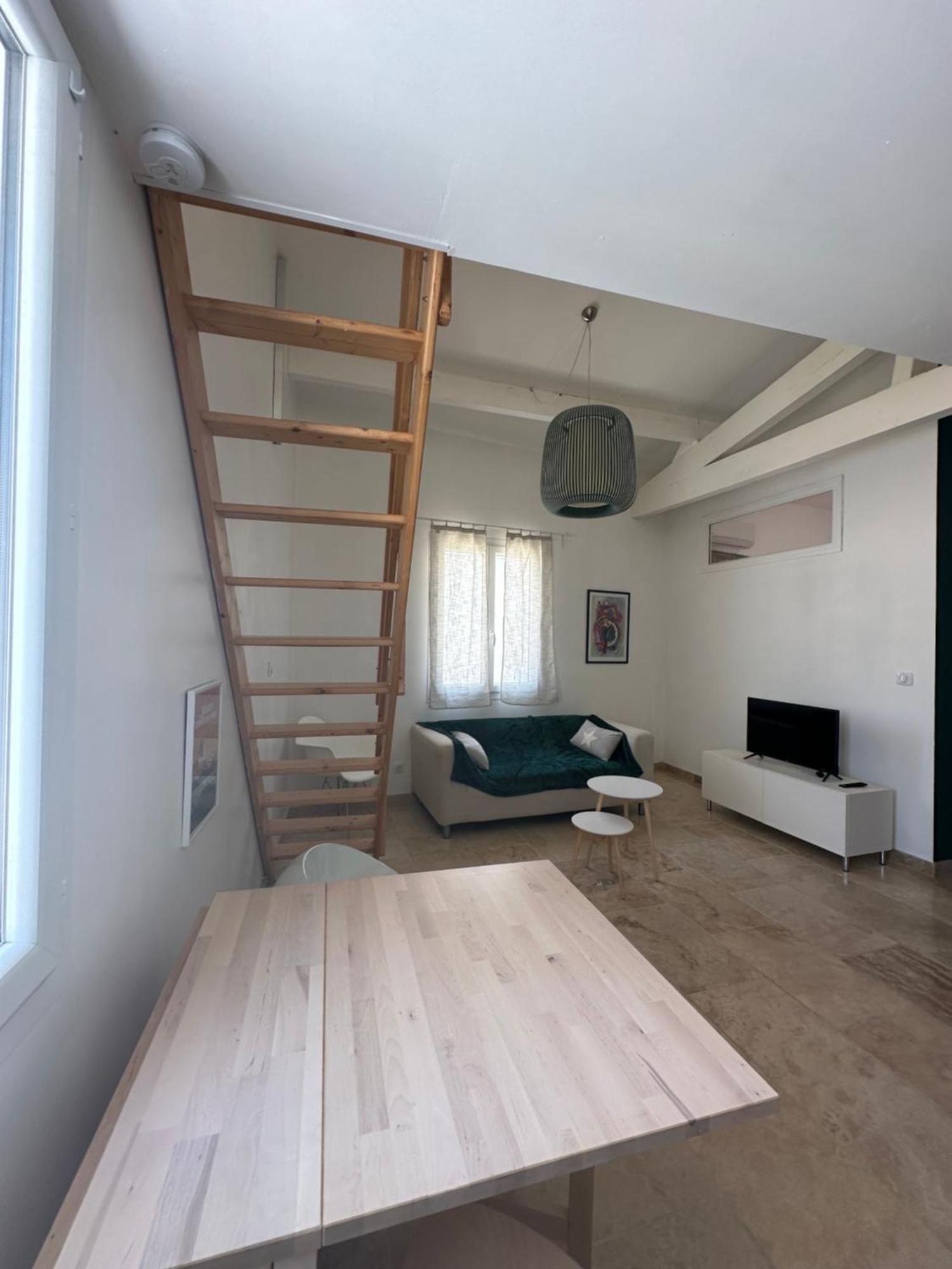 Appartement Avec Vue Sur L Eglise Des Saintes Extérieur photo